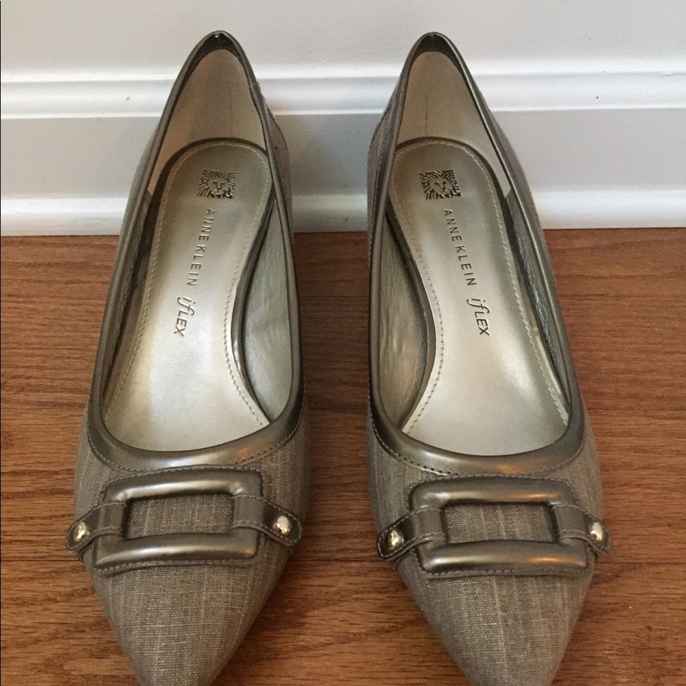 ANNE KLEIN
MELANIE METALLIC DENIM PUMP